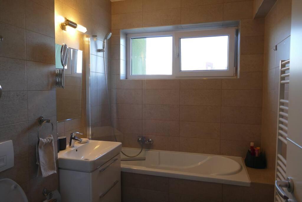 Apartament In Cartier Avantgarden Cu Semineu! Braşov Buitenkant foto